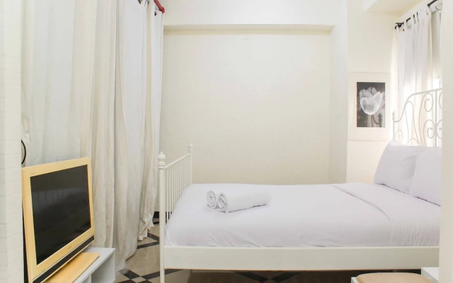 White and Nice 1BR at Bassura City Apartment – Guest Rooms – Jakarta