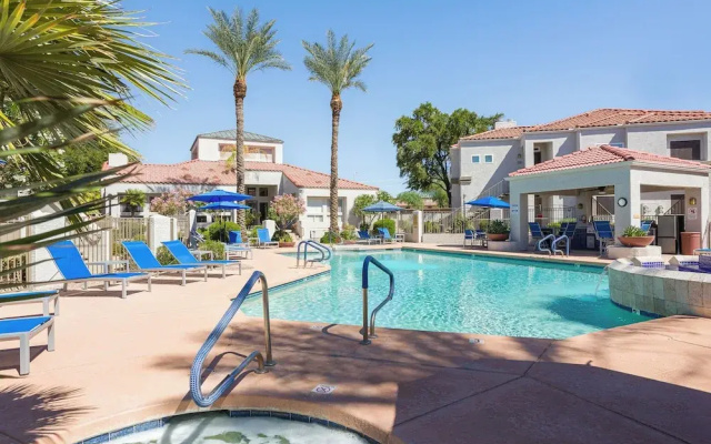 Solace - Community Pool & Gym -walk to Restaurants