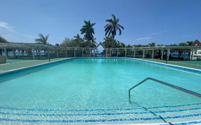 HOSPITALITYEXPERT 2BR Penthouse, MoBay, Sleeps 5 - Beach, Pool & Private Chef