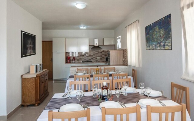 Nice Home in Sevid With 6 Bedrooms, Wifi and Outdoor Swimming Pool