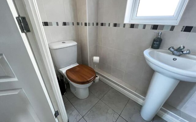 Lovely 4 Bedroom Apartment With Free Internet, study and Parking
