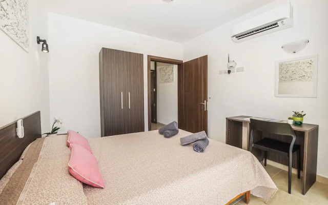 Summer Breeze Penthouse with large Terrace and Hot Tub by Getaways Malta