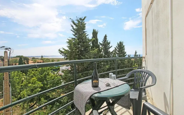 B16 - Sandy Pine Beachfront Flat in Lagos