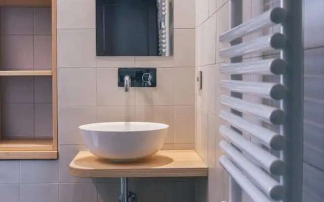 Elide B Tastefully Furnished Apartment Lakefront