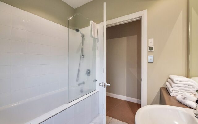 Castor Bay Home near Albany Sleeps 9