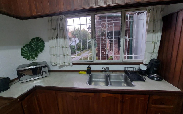 Casa c/amplio jardín, garage y parrilla.