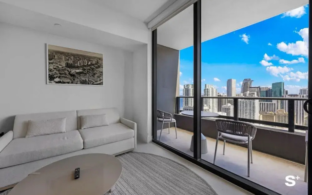 Downtown Haven Sleek 1-BR with Vistas