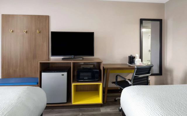 Days Inn & Suites by Wyndham Kokomo