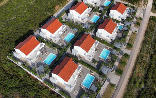 Luxury Escape With Swimming Pool & Modern Design