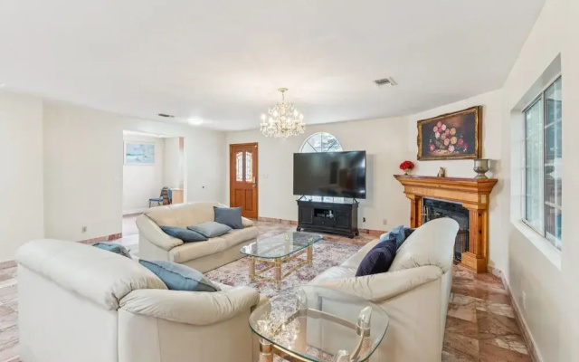 Russell House Near Hollywood & Griffith Park 3 Bedroom Home