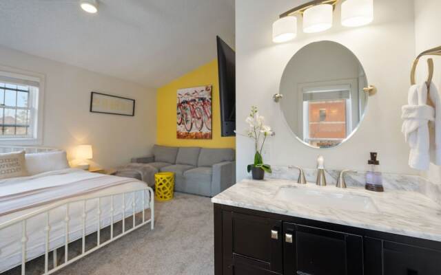 Pine Street Loft –Just steps from Old Town Square!