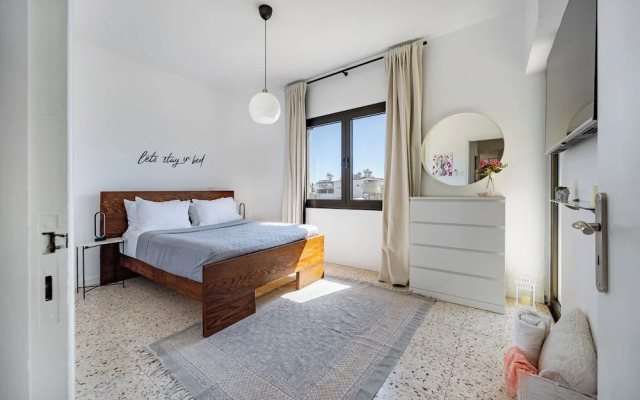 Trygoni Court - Elegant Downtown 3-bdr Apartment