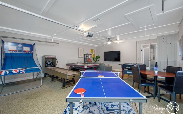 Chic 8BR with Heated Pool & Waterview