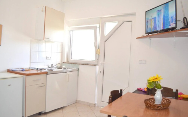 Nearby Beach, Apartment Leda In Center