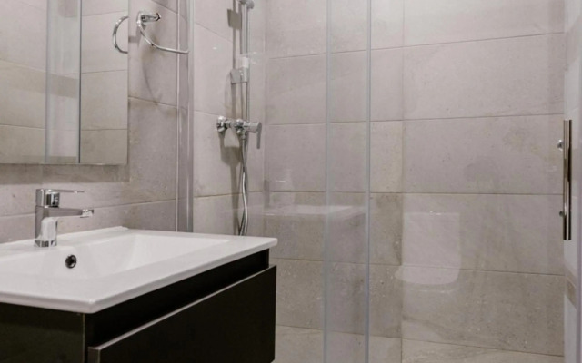 LA88 Bayview Apartment I