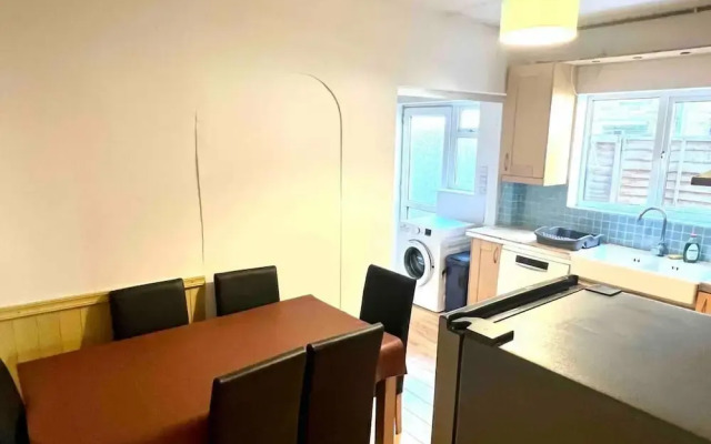 Inviting 4-bed House Near Heathrow w/ Fireplace
