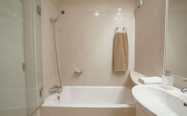 Grand Botanic Garden Apartment by Vacationy