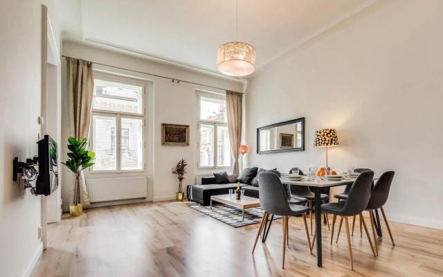 Charles Bridge - 3 bedroom Apartment - Old Town