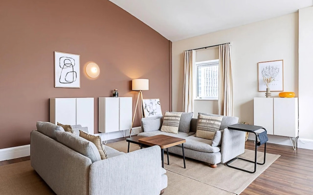 Bright and Stylish Riverside Haven in Canary Wharf