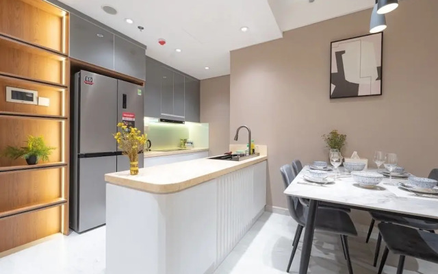 Happy Light Apartment in the Cardinal Court