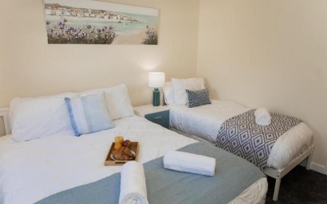 Lovely 2-bedroom Seaside Retreat with Free Parking