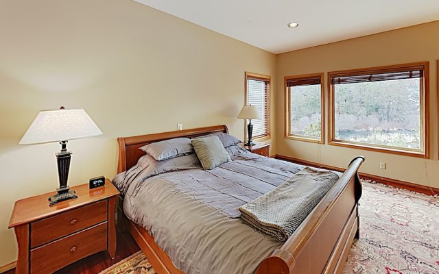 New Listing! Riverfront At River Glen W/ Hot Tub 3 Bedroom Home