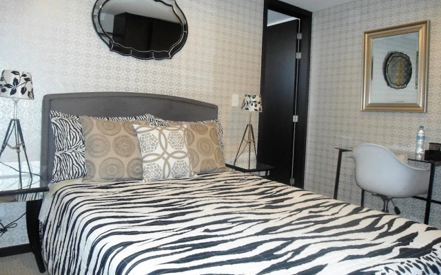 PLAZA FOCH Area - APARTMENTS with Balcony