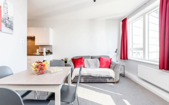 Stylish Riverview Apt with Roof Terrace