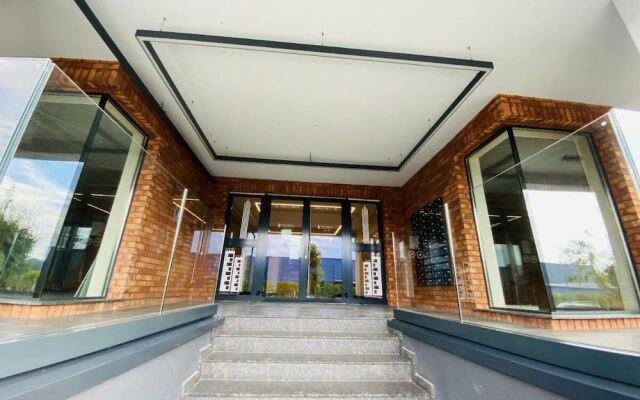 Deluxe Apartment with Balcony & Parking