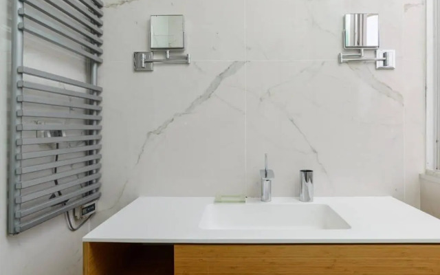 Into the Jacuzzi by HolyGuest