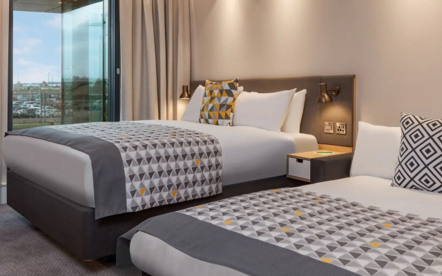 Holiday Inn London Heathrow - Bath Road by IHG