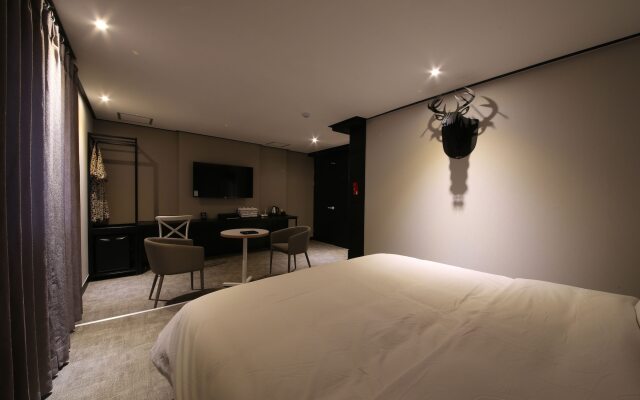 Gupo Station Almond Hotel