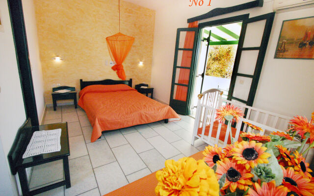 Studios Vrettos Beachfront Hotel