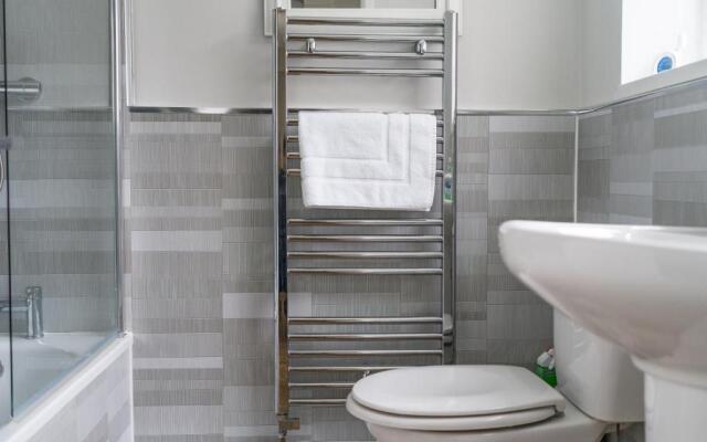 East House-sleeps 5-pet Friendly-garden - Parking