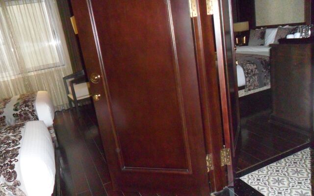 Golden Lotus Luxury Hotel