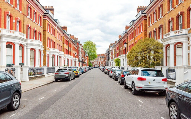 Chic Chelsea Home near South Kensington by UnderTheDoormat