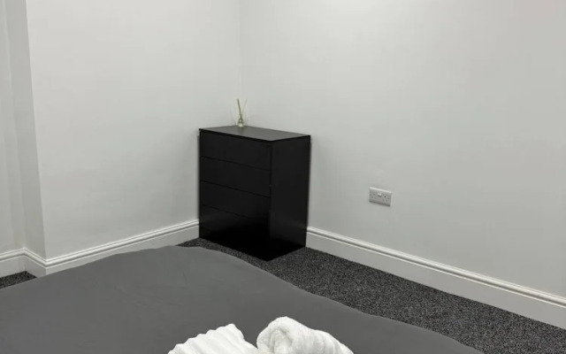 Peaceful Luton Apartment With Electric Heating & Wifi