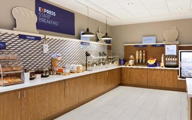 Holiday Inn Express & Suites Linden