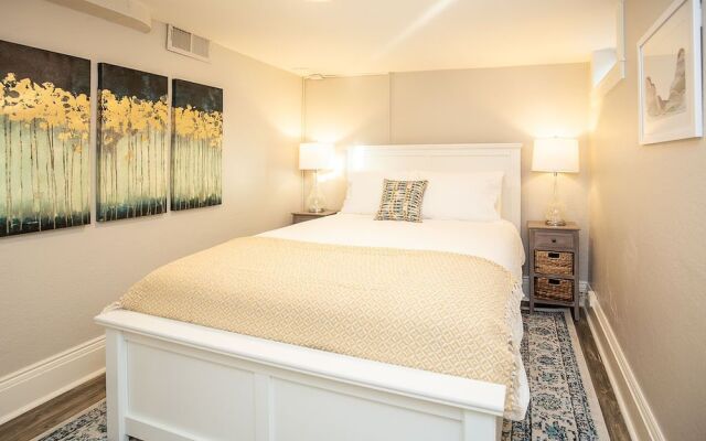 Cozy Retreat | Walk to Unc | Free Cruiser Bikes