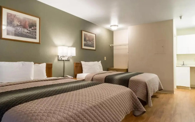 HomeTowne Studios by Red Roof Denver - Lakewood West