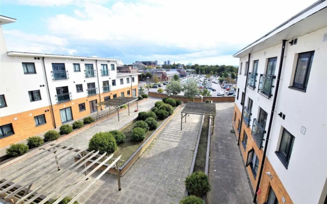 Tranquil Riverside Apartment in Grays
