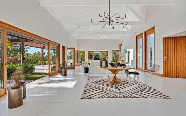 Modern Oasis Stunning Views of Golf Course River
