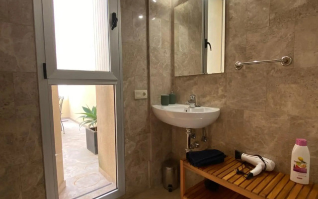 Central 2 bedrooms apartment with patio