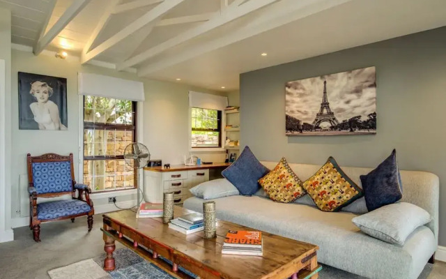 Spacious Apartment With Pool in Camps Bay