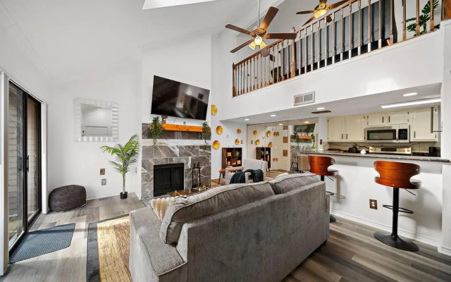 Upscale 1br Condo in Med Center