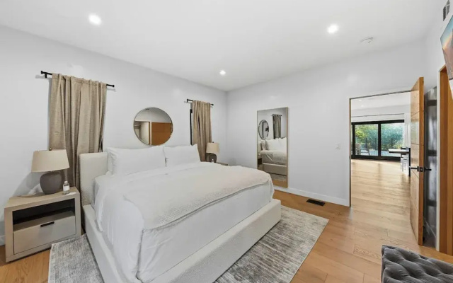 Farley Court - Stylish Hillside Residence With Stunning Views