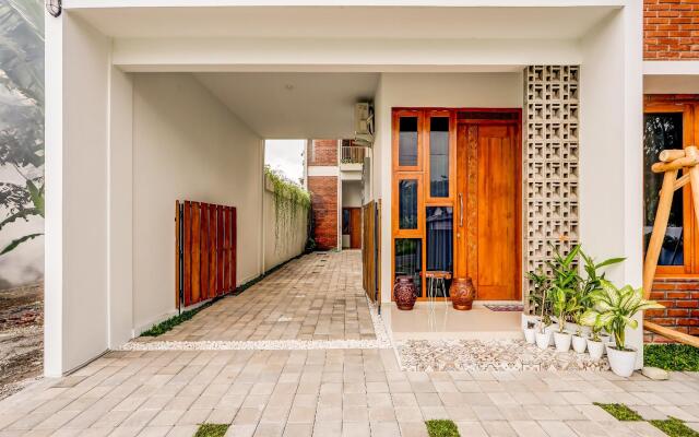 OYO 90099 Twin House