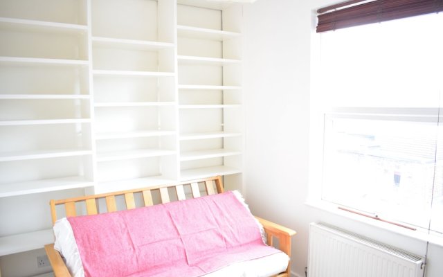 Sunny & Spacious 2 Bed Flat in North West London