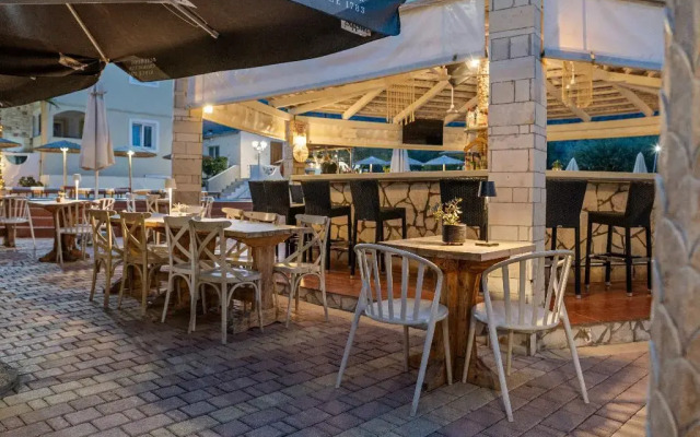 Nikos Apartments