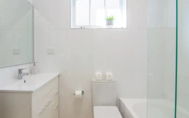 Two Bedroom Apartment in Mosman With Harbour Views